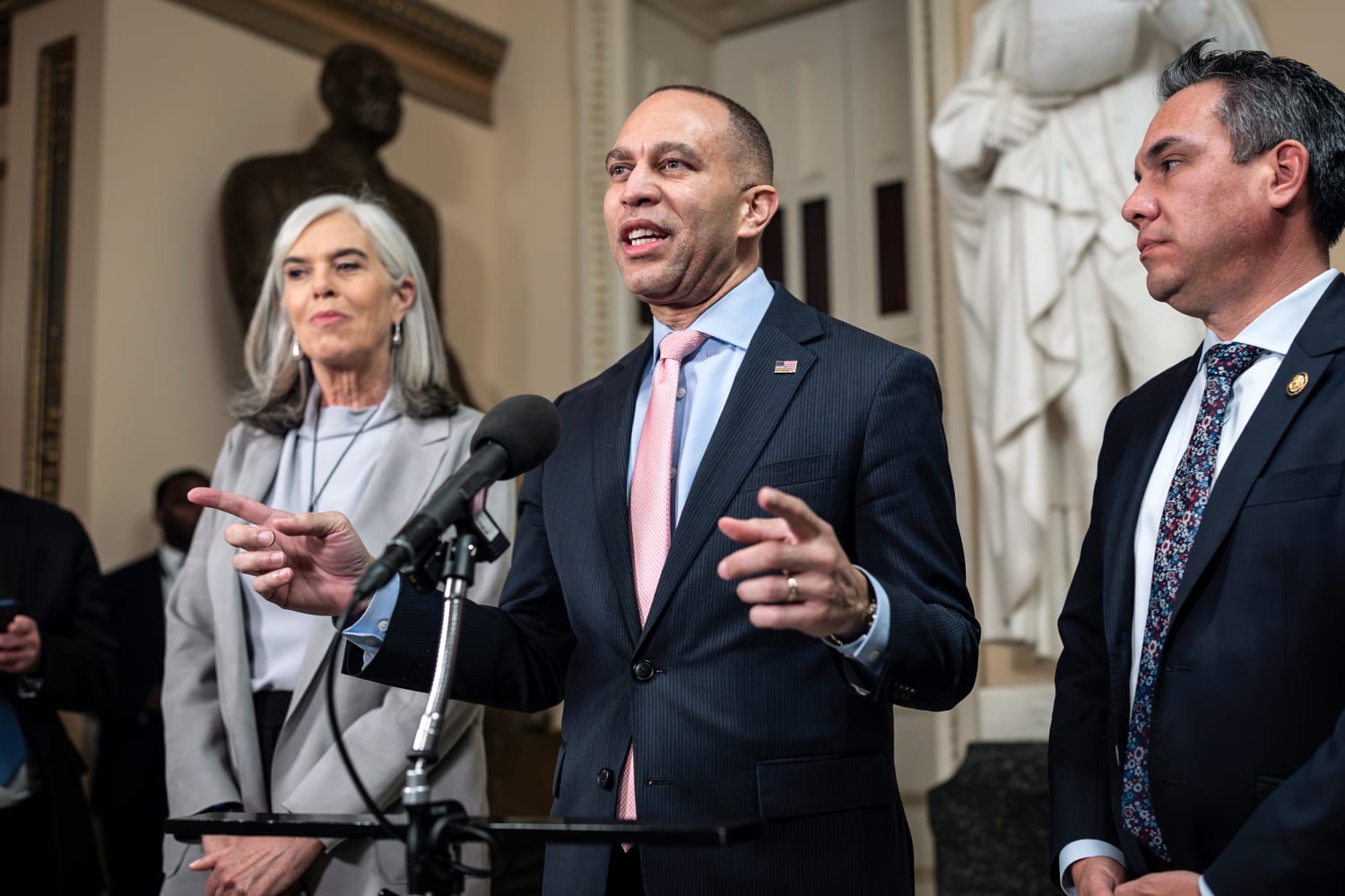 Jeffries Won't Whip Democratic Votes Against Trump's ICE Funding