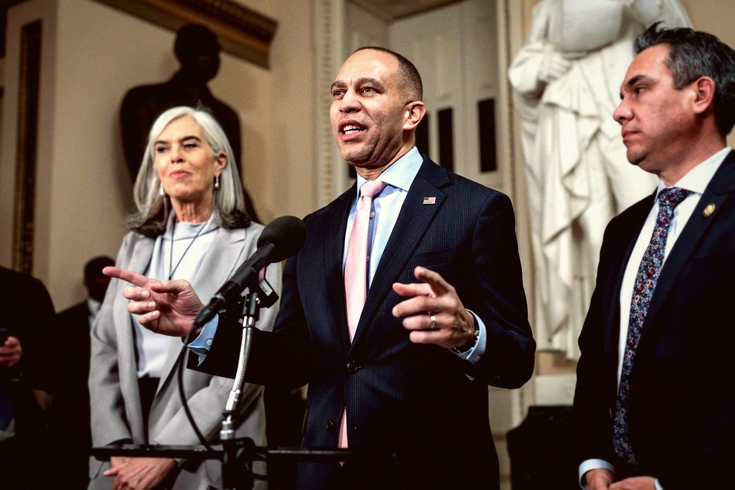 Jeffries Won't Whip Democratic Votes Against Trump's ICE Funding