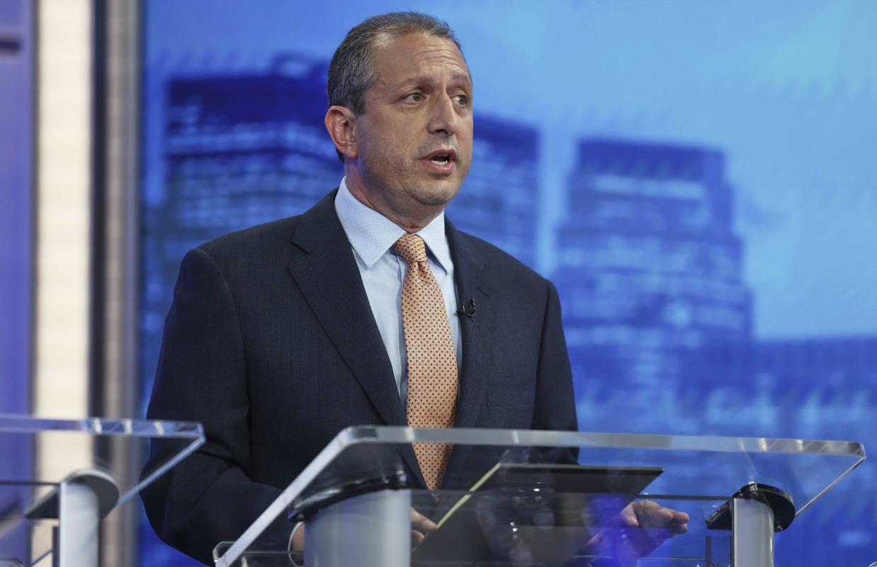 Goldman-Lander Dispute Erupts Over Aid to Israel